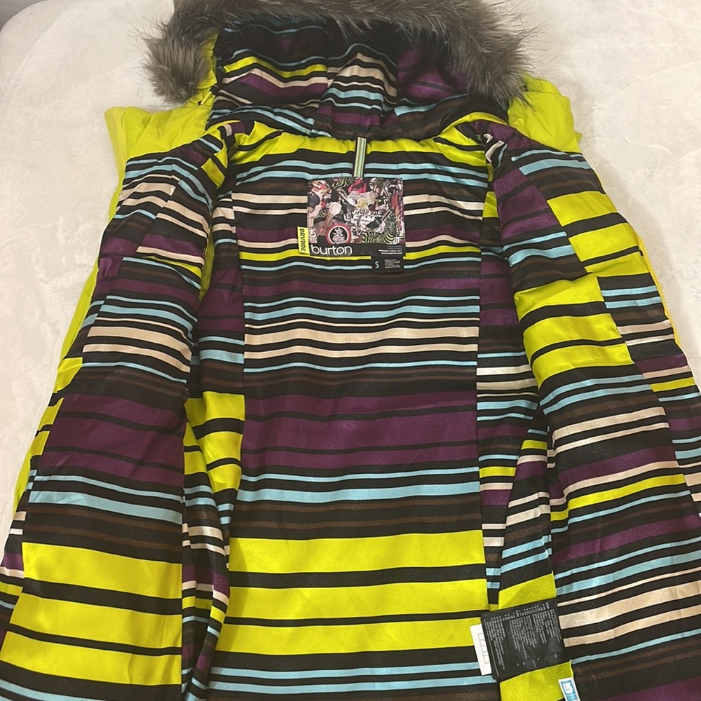 Burton Dryride Vest with Faux Fur trimmed Hood - Picture 7 of 11